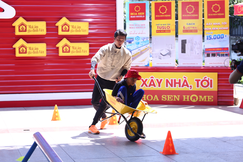 "Mái ấm gia đình Việt" tập 12 trao hơn 200 triệu đồng cho các em nhỏ - Ảnh 1.