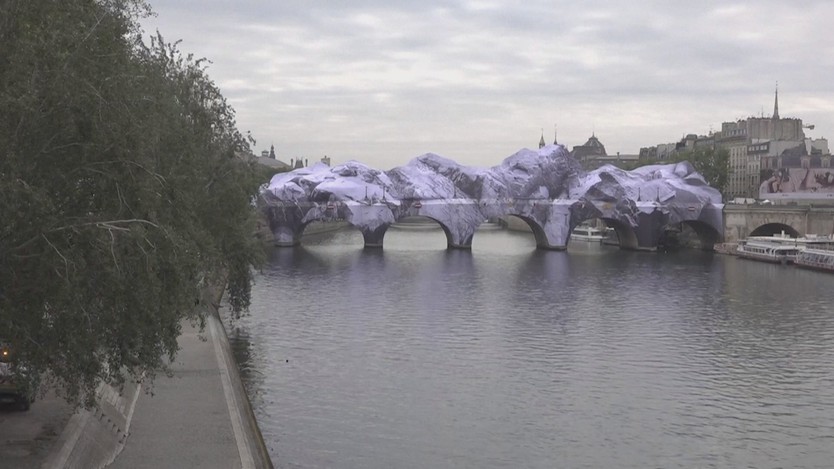 Pháp: Trình diễn tác phẩm sắp đặt suốt cây cầu cổ nhất Paris- Ảnh 4.