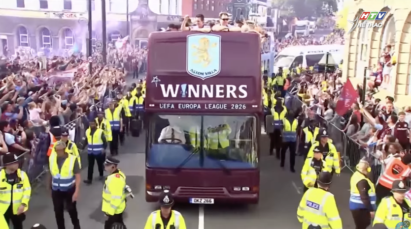 Aston Villa vô địch Europa League: Cổ động viên vỡ òa trong ngày đón cúp - Ảnh 2.