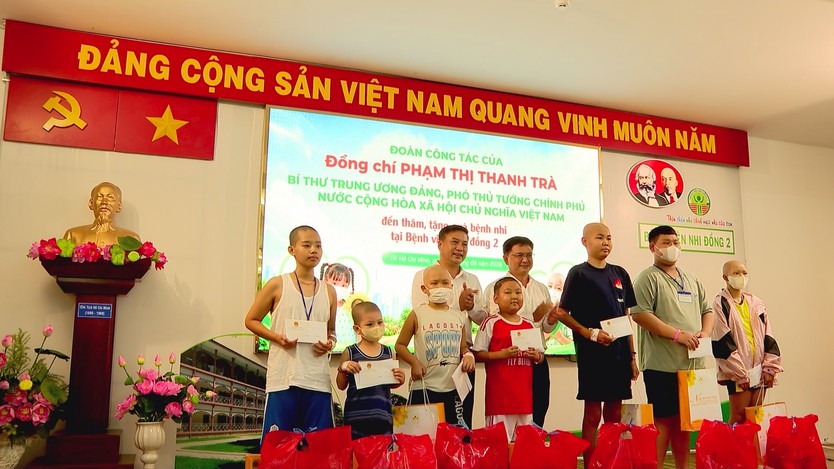 Lãnh đạo chính phủ thăm, tặng quà bệnh nhi nhân dịp 1/6 - Ảnh 2.