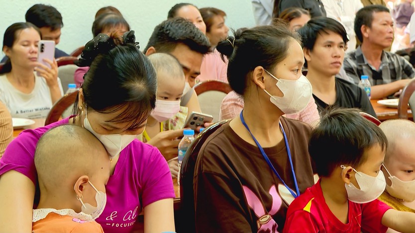 Lãnh đạo chính phủ thăm, tặng quà bệnh nhi nhân dịp 1/6 - Ảnh 1.