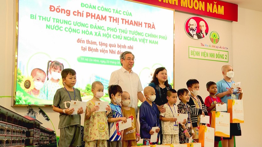 Lãnh đạo chính phủ thăm, tặng quà bệnh nhi nhân dịp 1/6 - Ảnh 3.