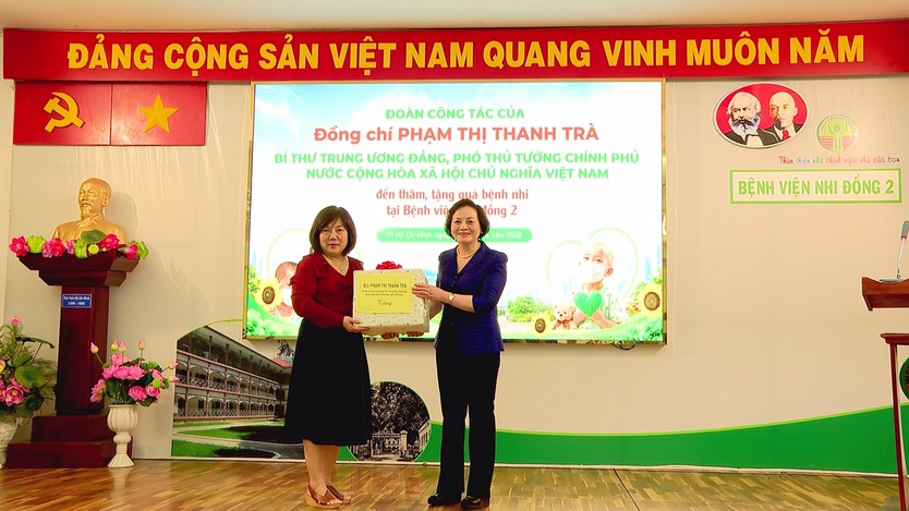 Lãnh đạo chính phủ thăm, tặng quà bệnh nhi nhân dịp 1/6 - Ảnh 4.