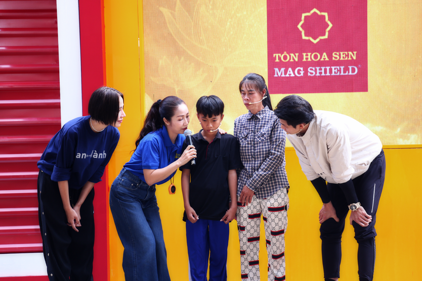 "Mái ấm gia đình Việt" nghẹn ngào trước cậu bé chưa từng biết mặt cha- Ảnh 12.