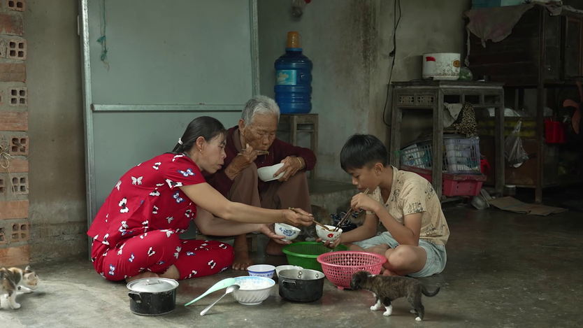 "Mái ấm gia đình Việt" nghẹn ngào trước cậu bé chưa từng biết mặt cha- Ảnh 10.