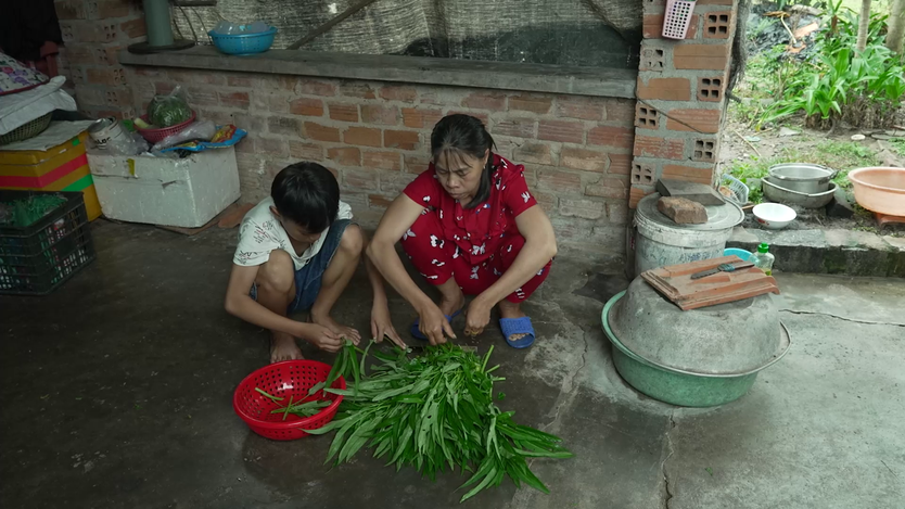 "Mái ấm gia đình Việt" nghẹn ngào trước cậu bé chưa từng biết mặt cha- Ảnh 2.