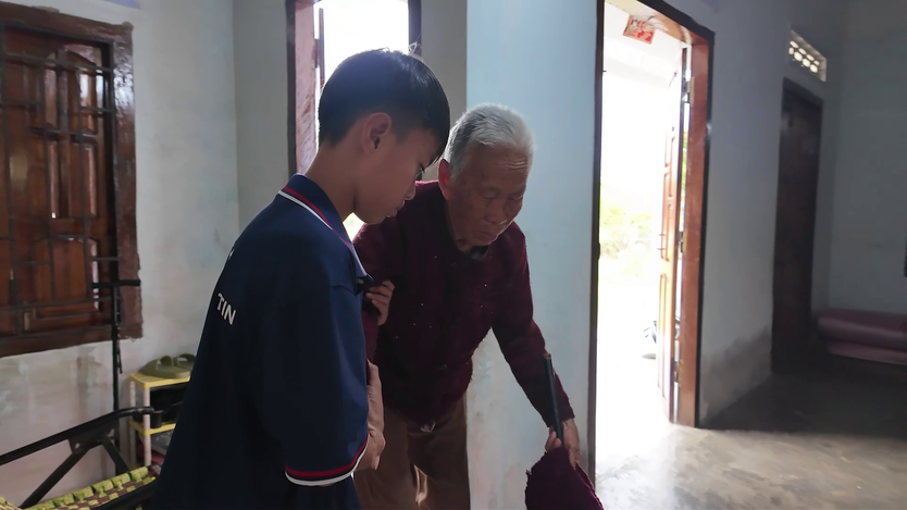 "Mái ấm gia đình Việt" nghẹn ngào trước cậu bé chưa từng biết mặt cha- Ảnh 1.