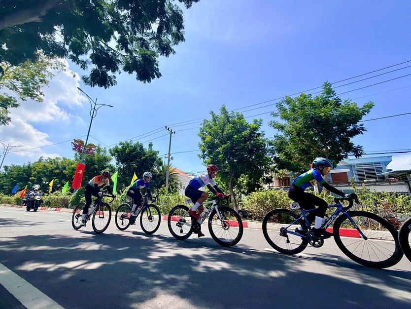 Sôi động đường đua xe đạp Đại hội TDTT TP. Hồ Chí Minh tại xã Cần Giờ - Ảnh 3.