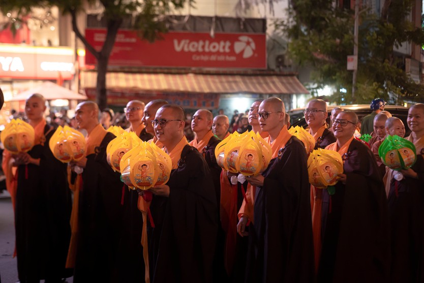 Hàng ngàn người dân TP.HCM đổ về xem lễ rước Phật mừng Đại lễ Phật đản - Ảnh 7.