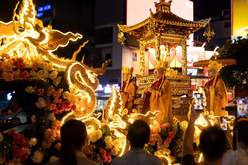 Hàng ngàn người dân TP.HCM đổ về xem lễ rước Phật mừng Đại lễ Phật đản - Ảnh 5.