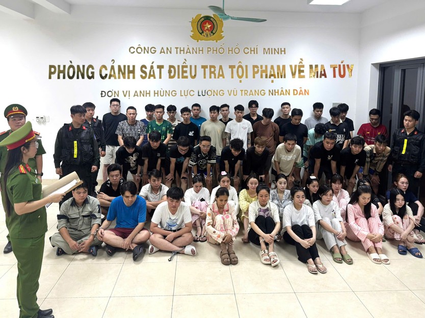 Công an TP. Hồ Chí Minh triệt phá tụ điểm ma túy tại quán bar Revo, khởi tố 50 đối tượng - Ảnh 5.
