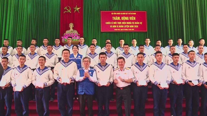 Hội đồng Nghĩa vụ quân sự TP. Hồ Chí Minh thăm, động viên chiến sĩ mới tại Vùng 4 Hải quân - Ảnh 1.