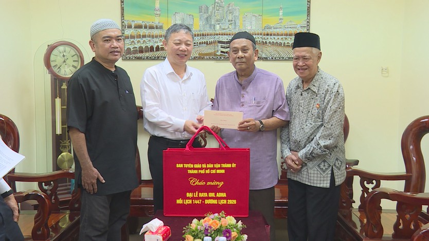 Lãnh đạo TP. Hồ Chí Minh thăm, chúc mừng Đại lễ Raya Idil Adha năm 2026 - Ảnh 2.