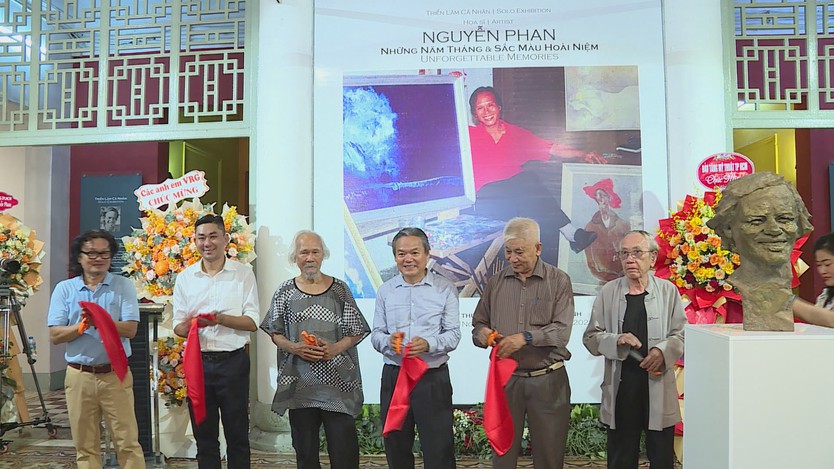 Khai mạc triển lãm "Những năm tháng và sắc màu hoài niệm" của cố họa sĩ Nguyễn Phan - Ảnh 2.