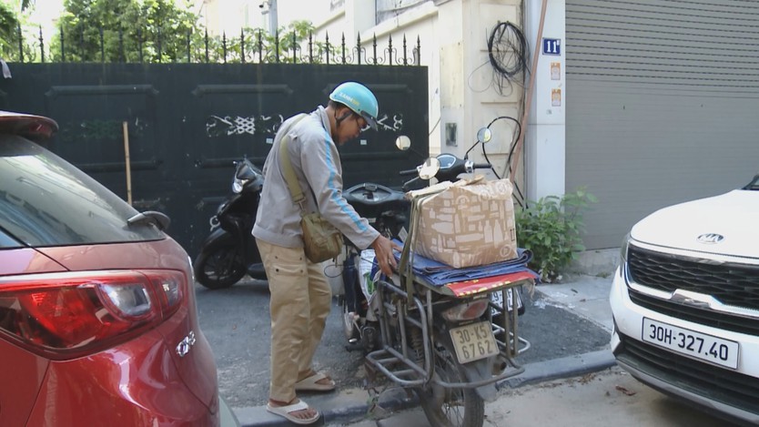 Người dân Hà Nội gồng mình đội nắng, thích ứng với nền nhiệt trên 39°C - Ảnh 1.