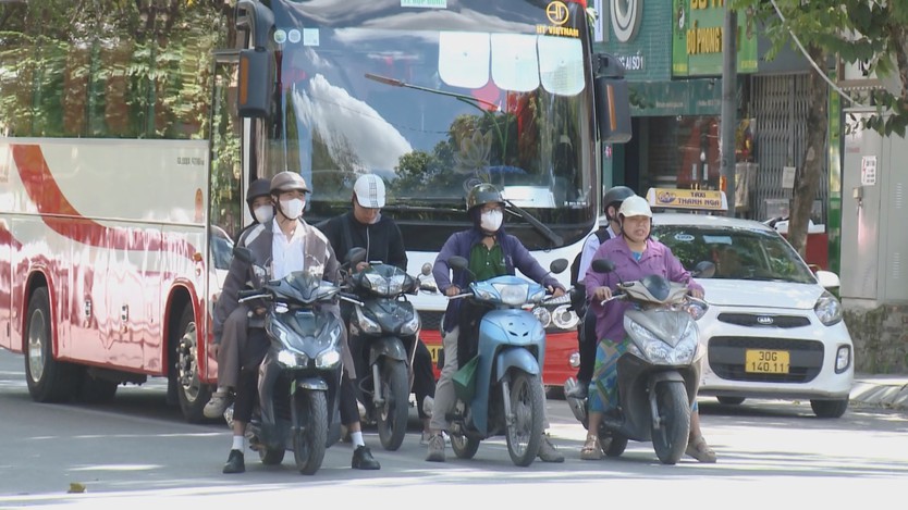 Người dân Hà Nội gồng mình đội nắng, thích ứng với nền nhiệt trên 39°C - Ảnh 5.