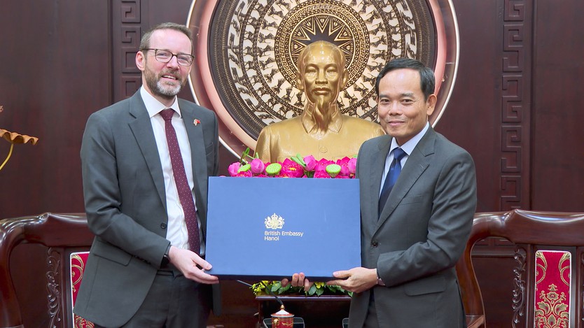 Bí thư Thành ủy Thành phố Hồ Chí Minh Trần Lưu Quang tiếp Đại sứ Vương quốc Anh tại Việt Nam - Ảnh 2.