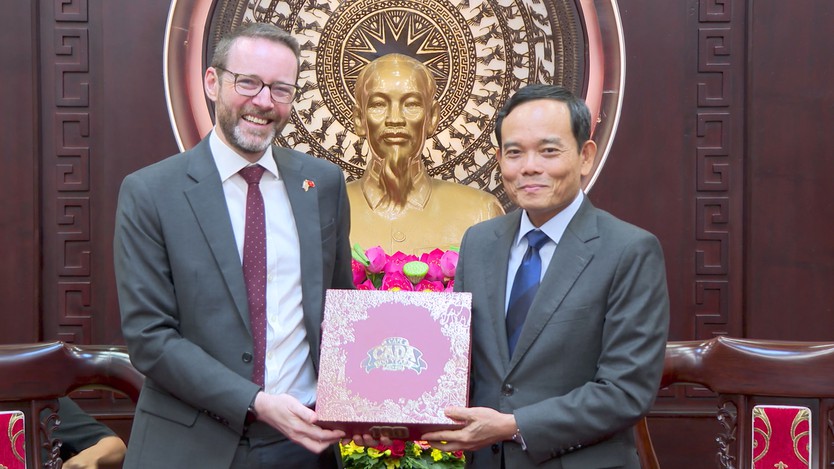 Bí thư Thành ủy Thành phố Hồ Chí Minh Trần Lưu Quang tiếp Đại sứ Vương quốc Anh tại Việt Nam - Ảnh 1.