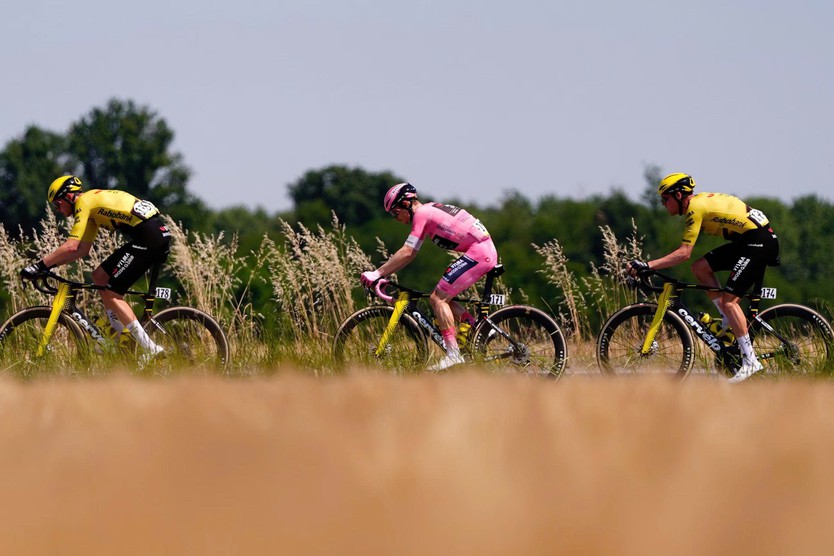 Fredrik Dversnes thắng chặng 15 Giro d’Italia đầy tranh cãi- Ảnh 2.