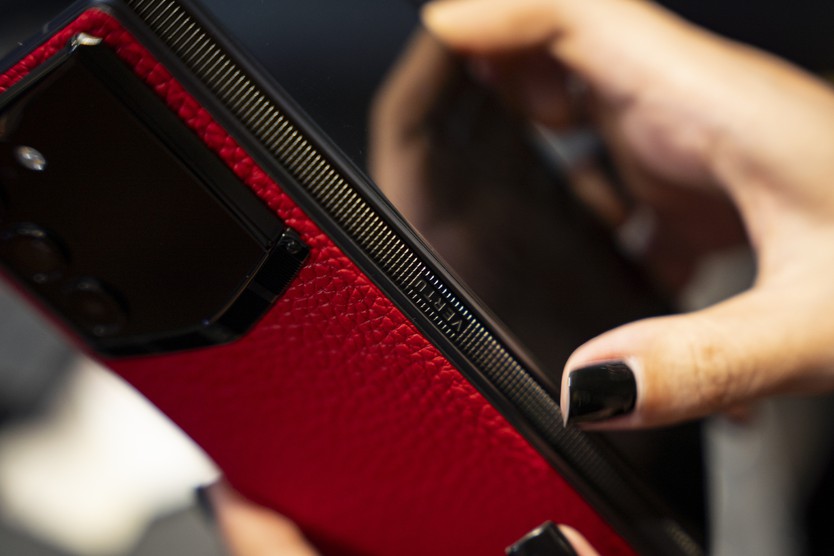 Vertu Alphafold: Điện thoại gập A.I. với Hermes Agent và thiết kế xa xỉ - Ảnh 5.