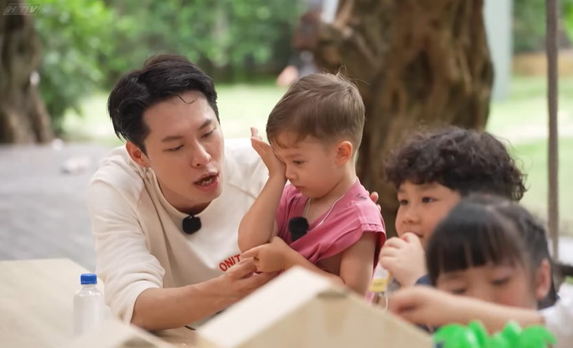 Anh trai và Cái đuôi nhỏ: Ngày đầu "vỡ trận" của các anh trai khi chăm em bé - Ảnh 14.