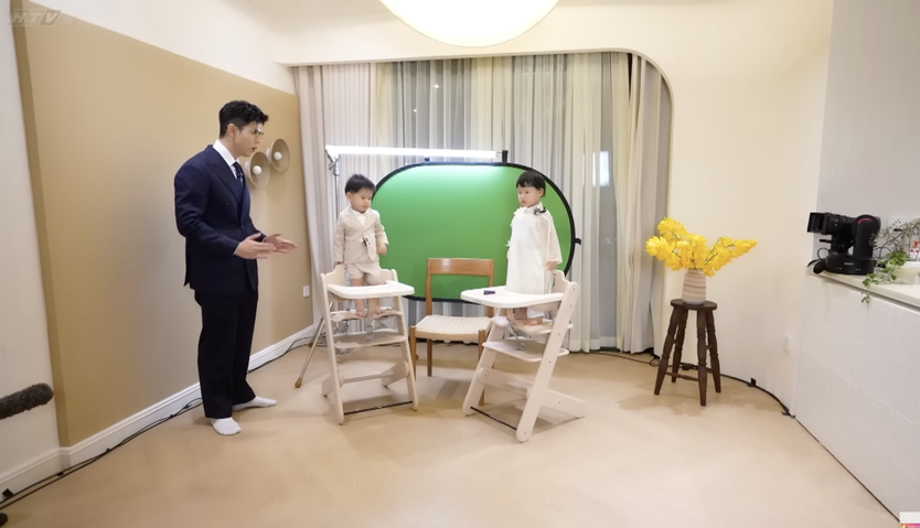 Bản tin “Mukbang việt quất” siêu lầy lội của ba Cường và hai nhóc tì Cue - Cam - Ảnh 2.
