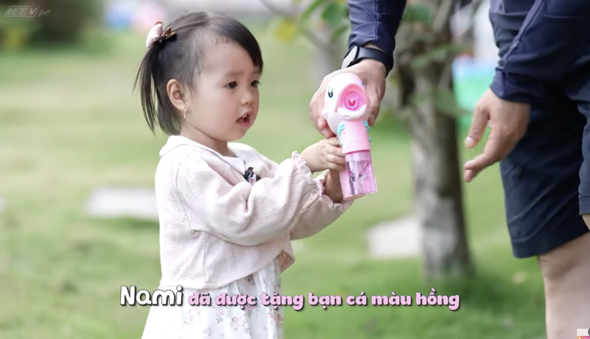 Tuấn Dương "cạn lời" khi con gái Nami sẵn sàng gọi người lạ là ba để đổi lấy đồ chơi - Ảnh 6.