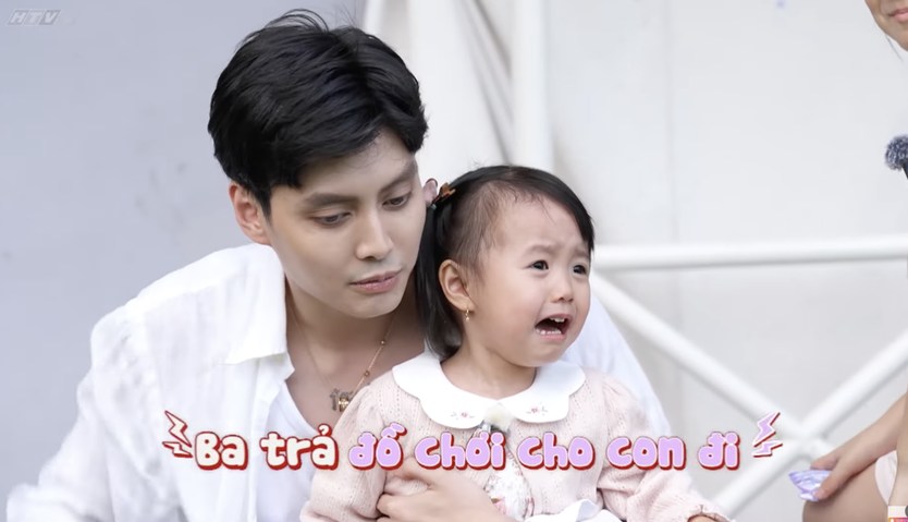 Tuấn Dương "cạn lời" khi con gái Nami sẵn sàng gọi người lạ là ba để đổi lấy đồ chơi - Ảnh 8.