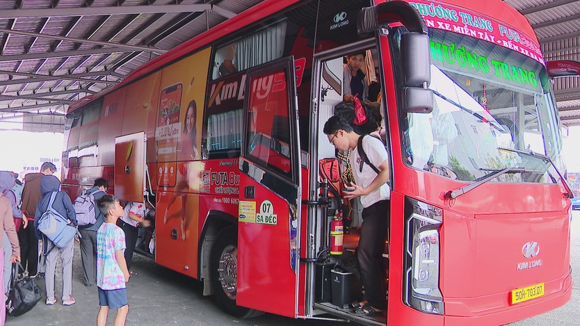 Người dân bắt đầu trở lại TP. Hồ Chí Minh sau lễ- Ảnh 2.