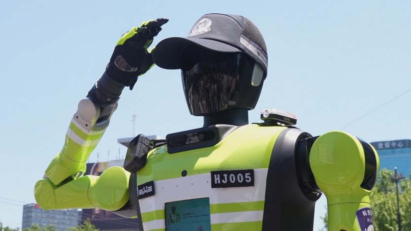 Trung Quốc: Triển khai robot điều tiết giao thông dịp lễ- Ảnh 1.