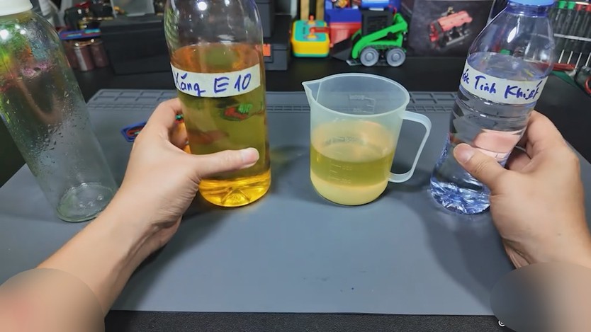 Hiểm họa từ trào lưu “tách cồn” khỏi xăng E10 - Ảnh 1.