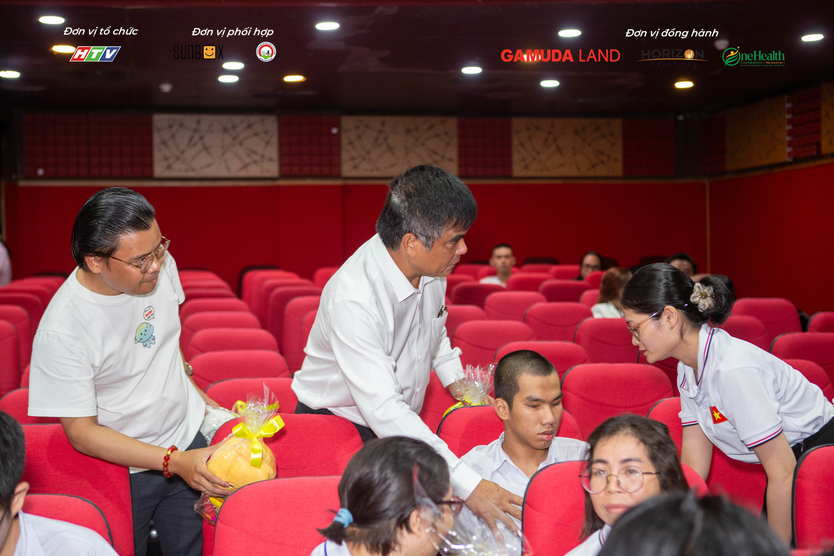 HTV mang thế giới cổ tích đến gần hơn với trẻ em khiếm thị - Ảnh 18.