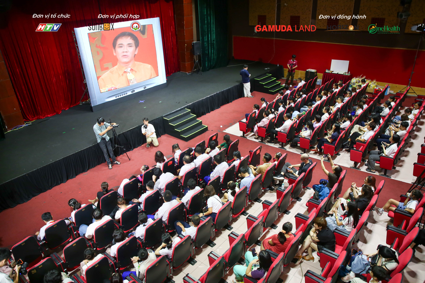 HTV mang thế giới cổ tích đến gần hơn với trẻ em khiếm thị - Ảnh 1.