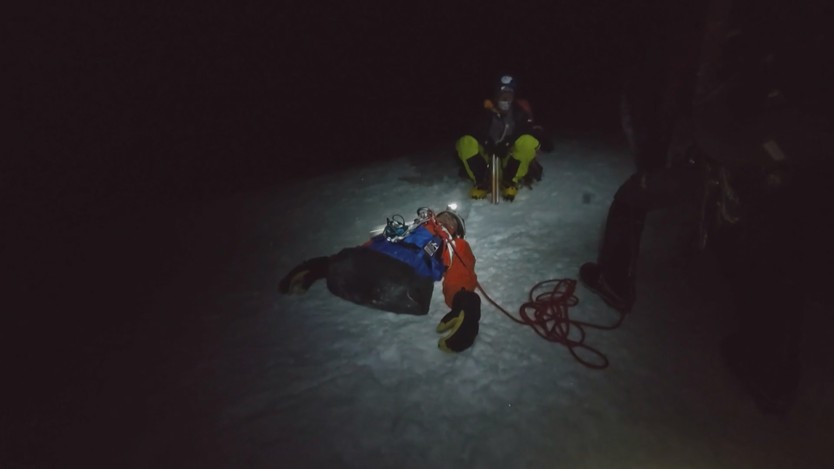 Chinh phục đỉnh Everest bằng... đôi tay - Ảnh 3.