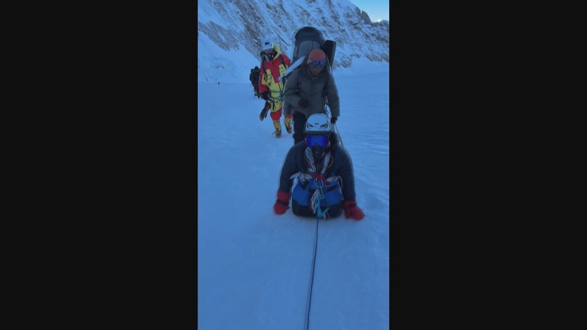 Chinh phục đỉnh Everest bằng... đôi tay - Ảnh 1.