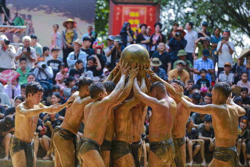 Hàng nghìn người xem tranh cầu trên sới bùn tại lễ hội độc đáo ở Bắc Ninh- Ảnh 3.