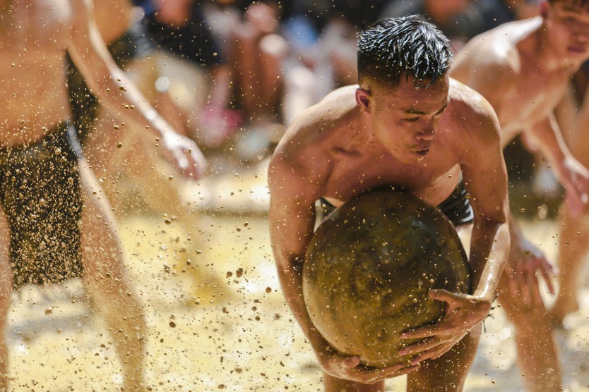 Hàng nghìn người xem tranh cầu trên sới bùn tại lễ hội độc đáo ở Bắc Ninh- Ảnh 6.