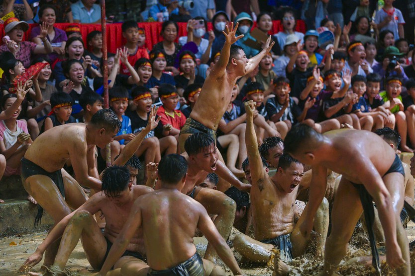 Hàng nghìn người xem tranh cầu trên sới bùn tại lễ hội độc đáo ở Bắc Ninh- Ảnh 11.