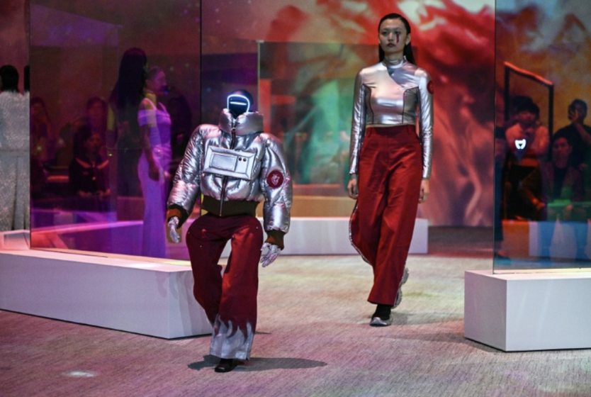 Khi robot "sải bước" trên sàn catwalk- Ảnh 1.