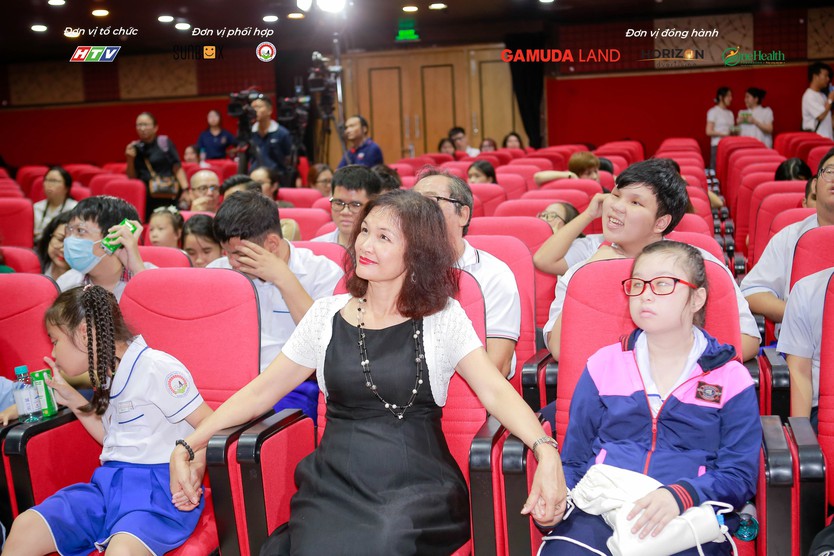 HTV mang thế giới cổ tích đến gần hơn với trẻ em khiếm thị - Ảnh 16.