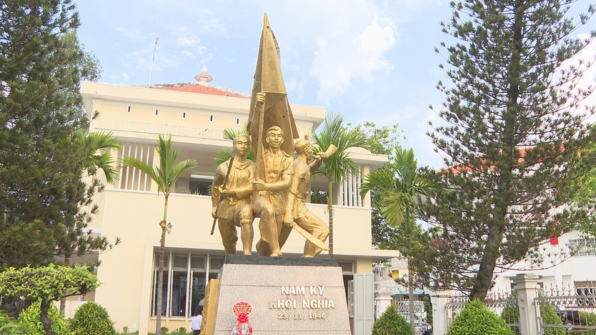 Chủ tịch Quốc hội Trần Thanh Mẫn dâng hương tại Di tích lịch sử văn hóa quốc gia Dinh quận Hóc Môn - Ảnh 1.