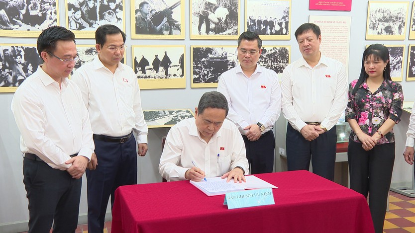Chủ tịch Quốc hội Trần Thanh Mẫn dâng hương tại Di tích lịch sử văn hóa quốc gia Dinh quận Hóc Môn - Ảnh 3.