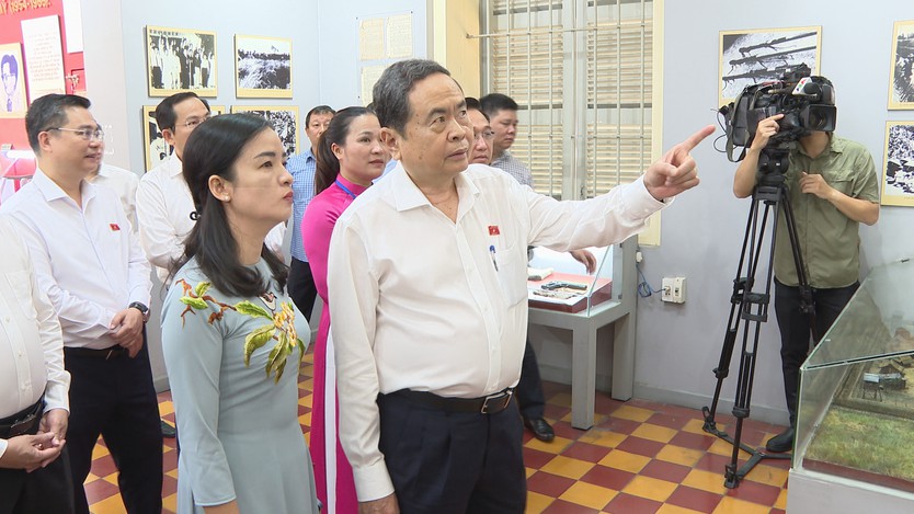 Chủ tịch Quốc hội Trần Thanh Mẫn dâng hương tại Di tích lịch sử văn hóa quốc gia Dinh quận Hóc Môn - Ảnh 6.