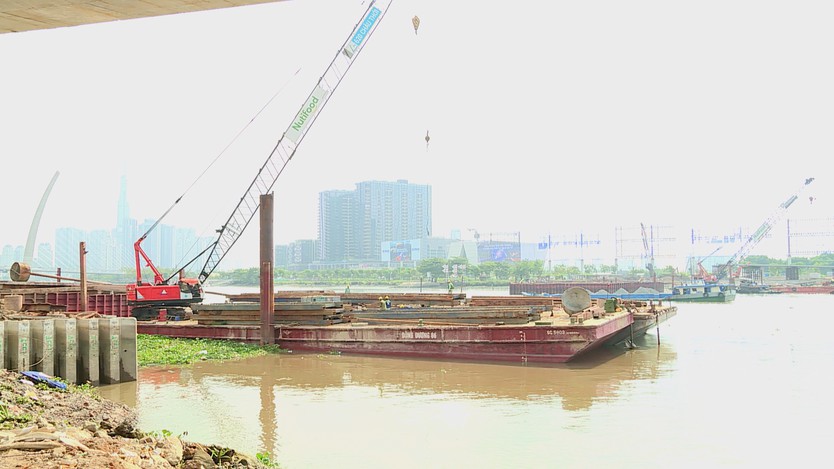 Vượt nắng thắng mưa, đưa cầu đi bộ về đích đúng dịp 2/9 - Ảnh 1.