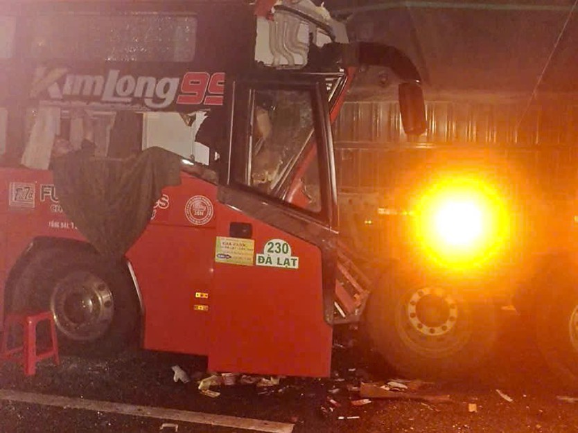 Xe khách tông đuôi xe đầu kéo trên cao tốc TP. Hồ Chí Minh - Long Thành lúc rạng sáng, tài xế tử vong- Ảnh 2.