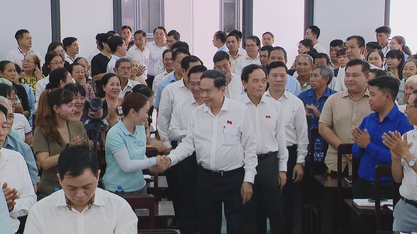 Chủ tịch Quốc hội tiếp xúc cử tri Hóc Môn – Củ Chi: Nhiều kiến nghị sát thực tiễn, ưu tiên an sinh và phát triển đô thị- Ảnh 1.