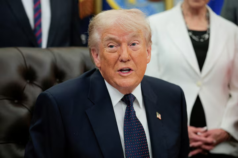 Ông Trump tạm dừng chiến dịch hỗ trợ tàu thuyền qua eo biển Hormuz - Ảnh 1.