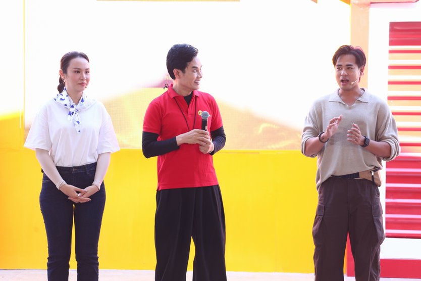 Mái ấm gia đình Việt: Ca sĩ Khải Đăng tặng giường cho ba chị em phải ngủ dưới nền đất - Ảnh 1.