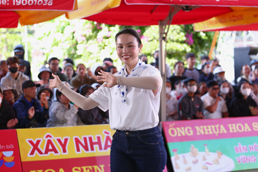 Mái ấm gia đình Việt: Ca sĩ Khải Đăng tặng giường cho ba chị em phải ngủ dưới nền đất - Ảnh 2.