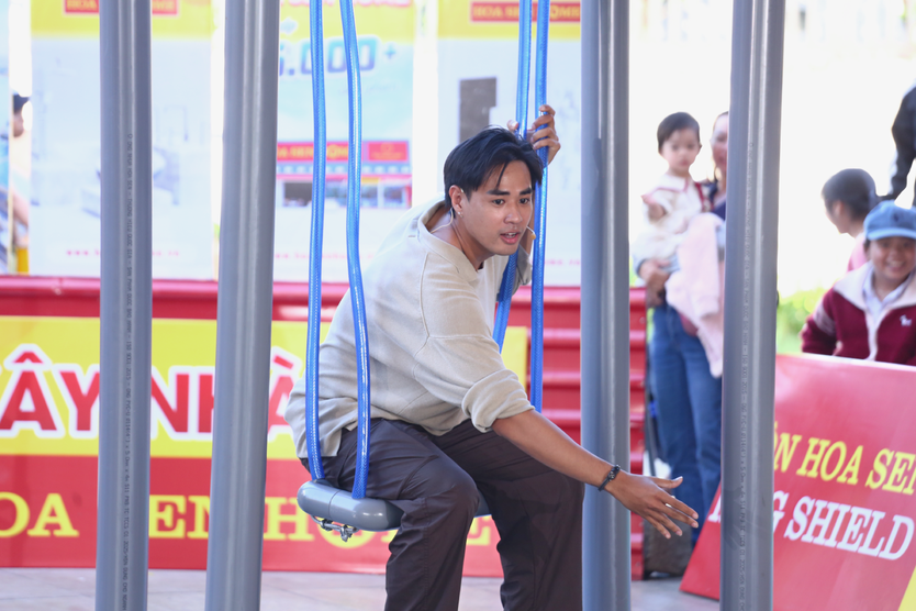 Mái ấm gia đình Việt: Ca sĩ Khải Đăng tặng giường cho ba chị em phải ngủ dưới nền đất - Ảnh 3.